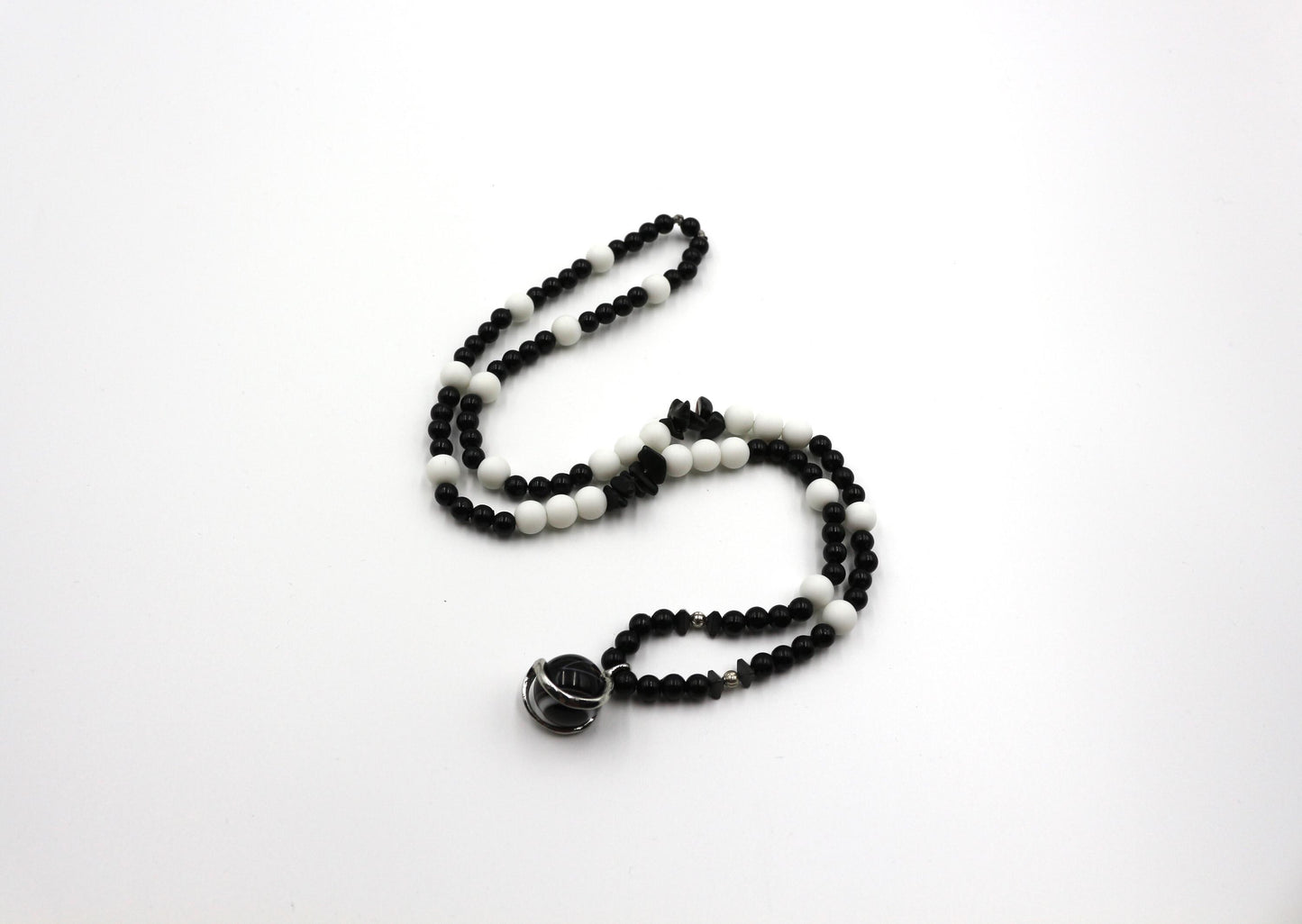 Handmade Black and White Agate Necklace – Natural Stone, Elegant Design
