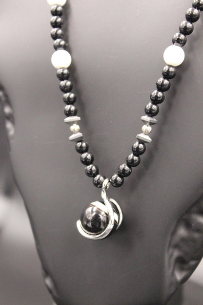 Handmade Black and White Agate Necklace – Natural Stone, Elegant Design