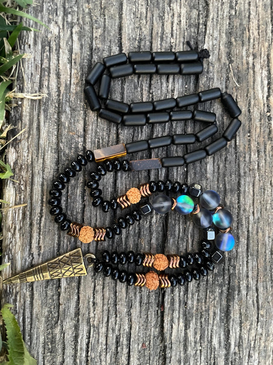 Antique Archer Necklace – Blue Thermal Gemstone • Tiger Eye • Hematite • Rudraksha Seed • Men’s Spiritual Amulet • Handmade Tribal Jewelry