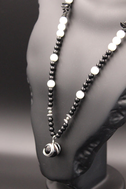 Handmade Black and White Agate Necklace – Natural Stone, Elegant Design