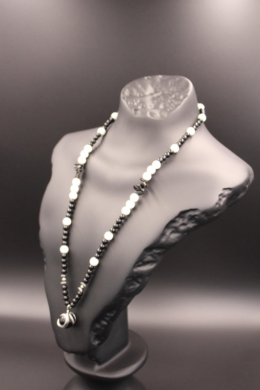 Handmade Black and White Agate Necklace – Natural Stone, Elegant Design